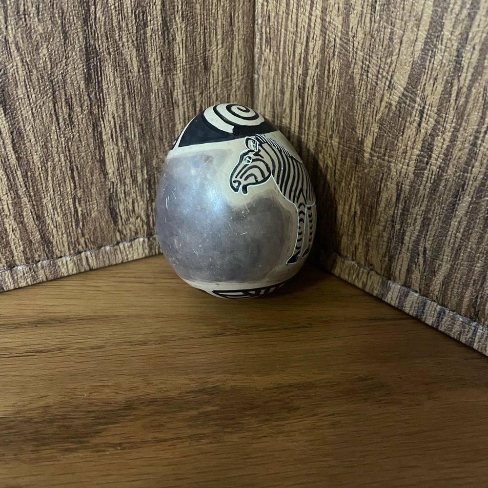Lot of 2 Made in Kenya Carved Soap Stone Eggs - Picture 5 of 12